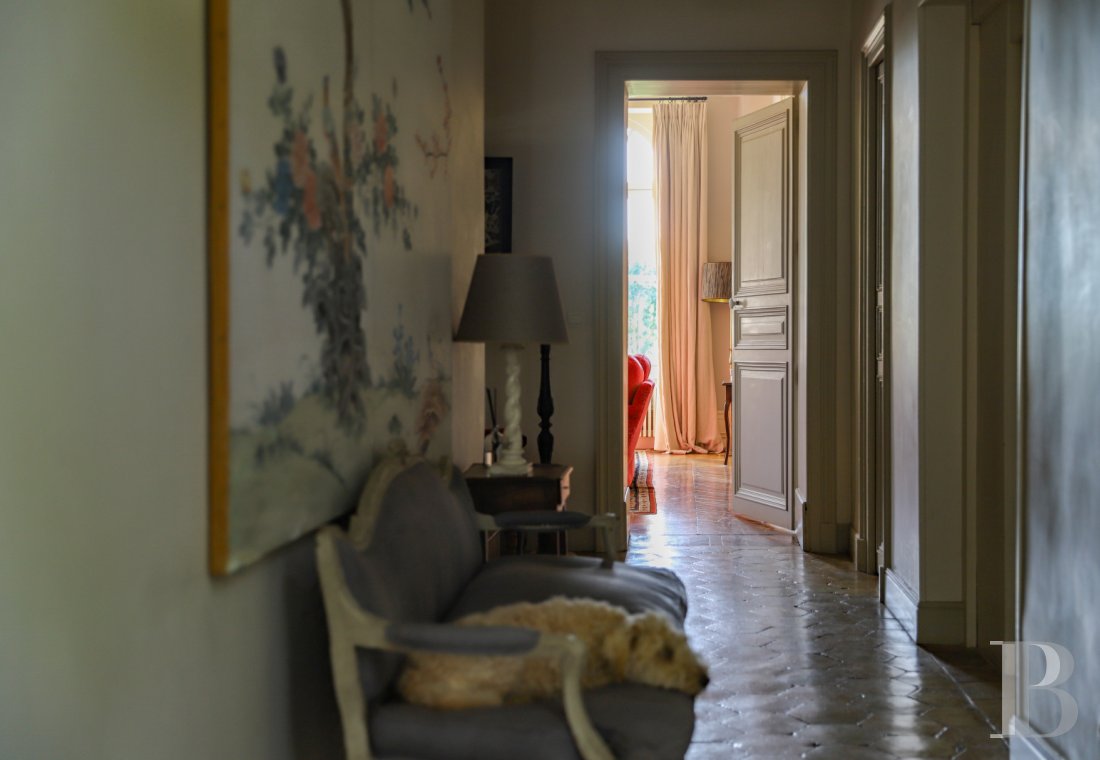 Dans le Perche, au nord-est de Bellême, une maison des 18e et 19e siècle au milieu de grands arbres  - photo  n°15